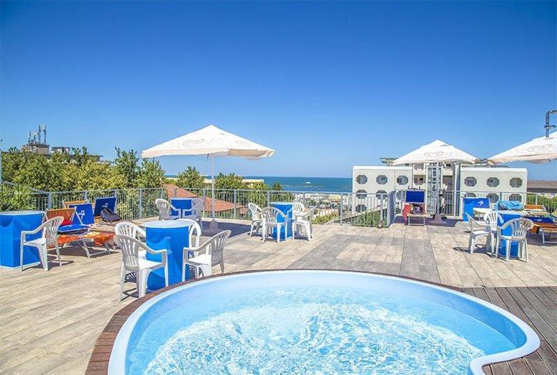 Hotel Leonardo 체제나티코 외부 사진