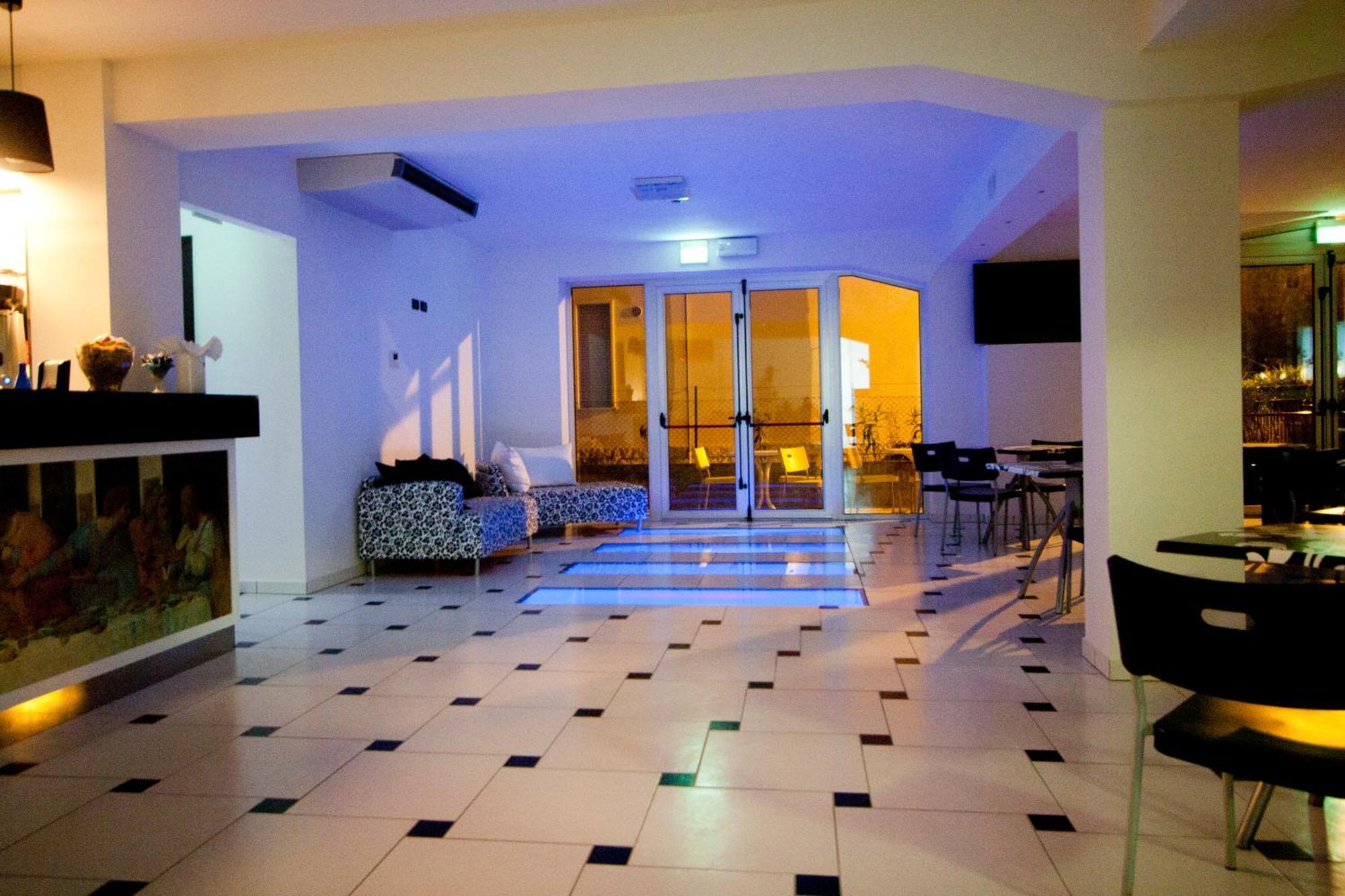 Hotel Leonardo 체제나티코 외부 사진